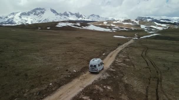 在黑山山区的土路上 空中慢慢跟随野营车 — 图库视频影像