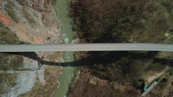下のタラ川とデュルデヴィツァタラ橋を走る車を見下ろすドローン映像 — ストック動画