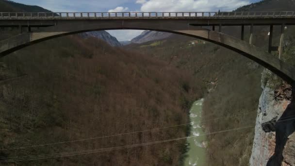 在Durdevica Tara桥下向黑山山区飞去的无人机镜头 — 图库视频影像