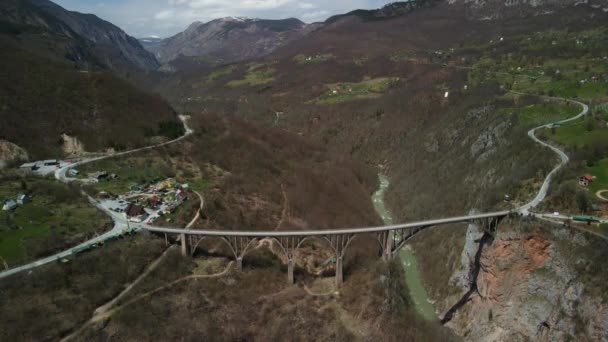 Drone Footage Durdevica Tara Bridge Montenegro Med Fjellene Bakgrunnen – stockvideo