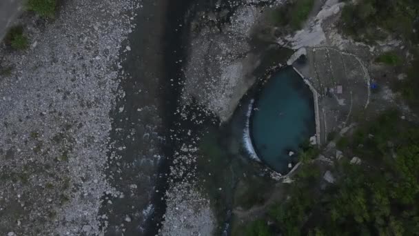 Imágenes Aviones Tripulados Mirando Directamente Piscina Termal Benja Con Río — Vídeos de Stock