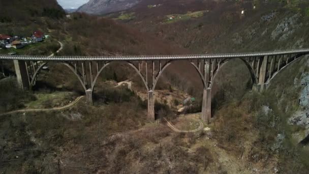 モンテネグロのドゥルデヴィツァ タラ橋を車が走行する際のドローン映像 — ストック動画