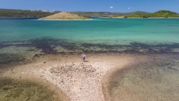 Feliz Mujer Despreocupada Bailando Sola Una Isla Galesnjak Heart Island — Vídeo de stock