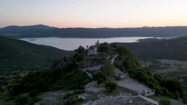 Survolez Église Révélant Beau Lac Coucher Soleil Monténégro — Video