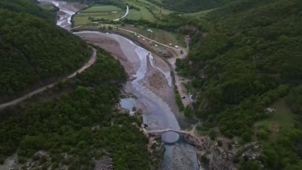 阿尔巴尼亚Benja温泉浴池和Vjosa河俯瞰山谷的无人机 — 图库视频影像