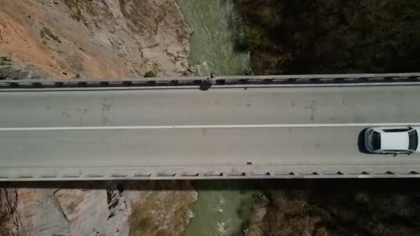 モンテネグロのドゥレビツァ タラ橋を横断する車をまっすぐ見下ろすドローン映像 — ストック動画