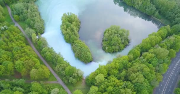 Foresta Lussureggiante Nuvole Riflesse Sul Lago Azzurro Bochum Werne Germania — Video Stock