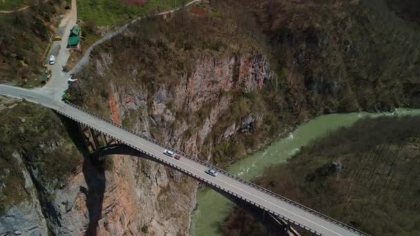 Drone Beelden Van Auto Die Durdevica Tara Brug Rijden Montenegro — Stockvideo