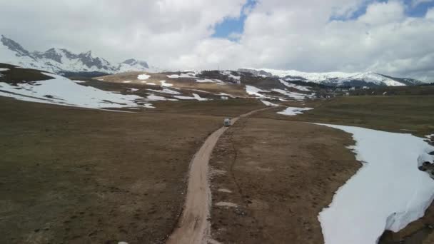 黑山开阔高原上行驶在土路上的野营车的飞驰 — 图库视频影像