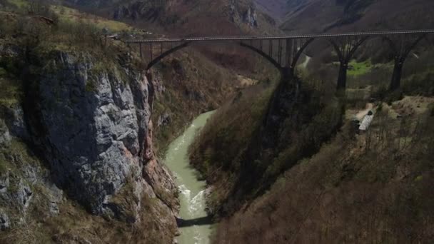 Κηφήνες Που Πετούν Πάνω Από Τον Ποταμό Τάρα Γέφυρα Ντουρντέβιτσα — Αρχείο Βίντεο