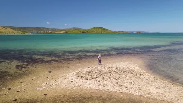 熱帯の島で一人で踊る女 ターコイズブルーのきれいな海 空の景色 — ストック動画