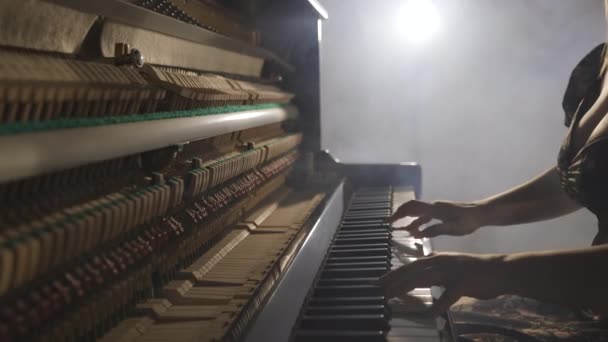Mujer Sexy Rodeada Humo Tocando Música Dramática Piano Vertical Con — Vídeos de Stock