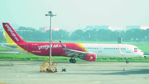 Vietjet Air Taxi Chi Minh Airport — Stock video