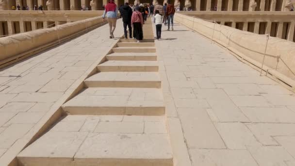 Panning Shot Revelando Turistas Haciendo Camino Hasta Templo Mortuorio Hatshepsut — Vídeos de Stock