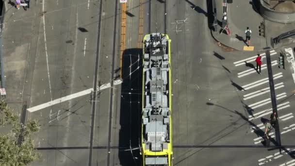シアトルの忙しい通りを走行する電気自動車の空中ショットのトップダウン — ストック動画