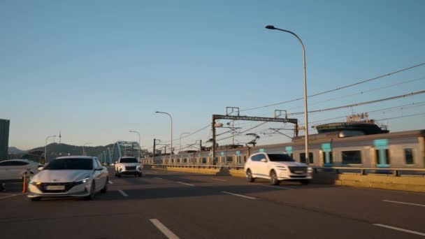 夏の日の日没時にトンジャク橋道路の重い車の交通 ソウル — ストック動画