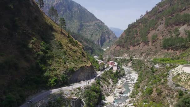Drone Skjuten Liten Väg Och Flod Himachal Pradesh Nära Manali — Stockvideo