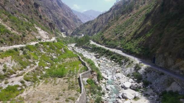 Drone Tiro Uma Pequena Estrada Rio Himachal Pradesh Perto Manali — Vídeo de Stock