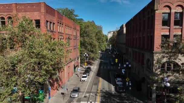 Dron Létající Mezi Bytovými Domy Seattlu Cihel Sousedství Pioneer Square — Stock video