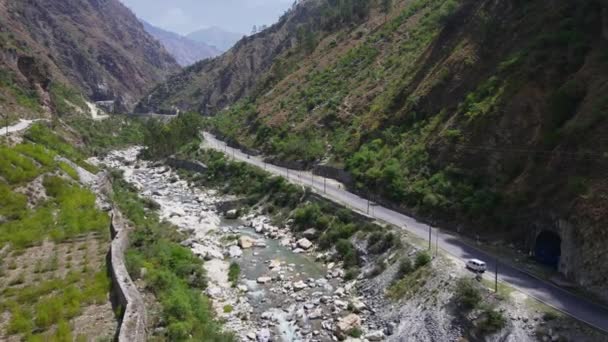 Drone Shot Van Een Kleine Weg Rivier Himachal Pradesh Buurt — Stockvideo