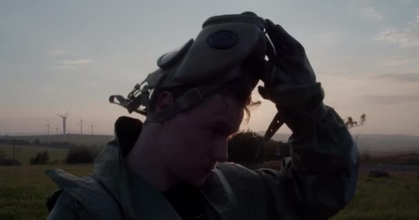 Egy Kémiai Katonai Ruhás Férfi Portréja Amint Leveszi Gázmaszkját — Stock videók