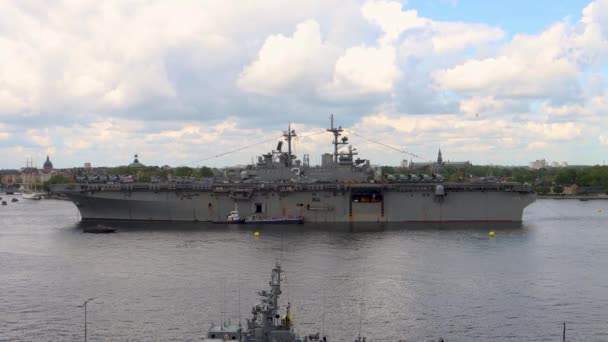 Schlachtschiff Uss Kearsarge Und Kleinere Boote Bewölkten Tag Stockholm — Stockvideo