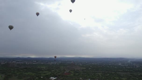 Varmluftsballonger Flyger Över Dyster Landsbygd San Juan Mexiko Flygfoto — Stockvideo