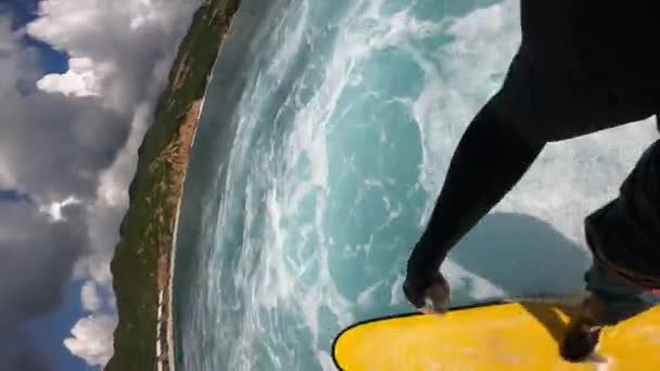 Pov Vertical Gopro Surfista Surfeando Ola Oceánica Tropical — Vídeos de Stock