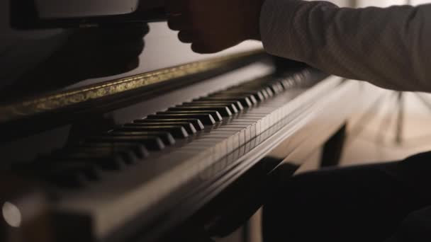 피아니스트들은 손으로 노래의 마지막 연주하면서 피아노의 건반을 조심스럽게 닫는다 — 비디오