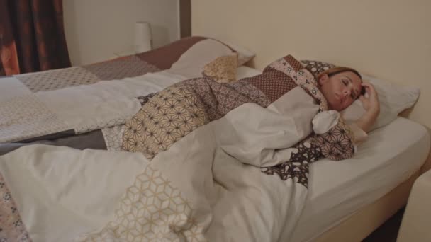 Dolly Femeie Atractiv Dormind Patul — Videoclip de stoc