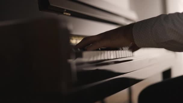 Mãos Pianista Masculino Irreconhecível Tocando Piano Ereto Perto — Vídeo de Stock