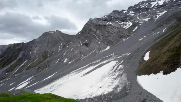 空中无人机镜头缓慢地在陡峭而锯齿状的山坡间升起 冲向被雪覆盖的山脊 瑞士达沃斯 — 图库视频影像