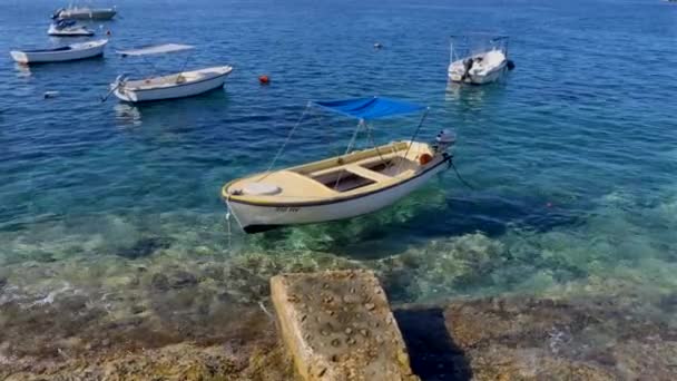Küçük Huzurlu Motorlu Tekne Bağlanmış Temiz Berrak Bir Denizde Yüzüyor — Stok video