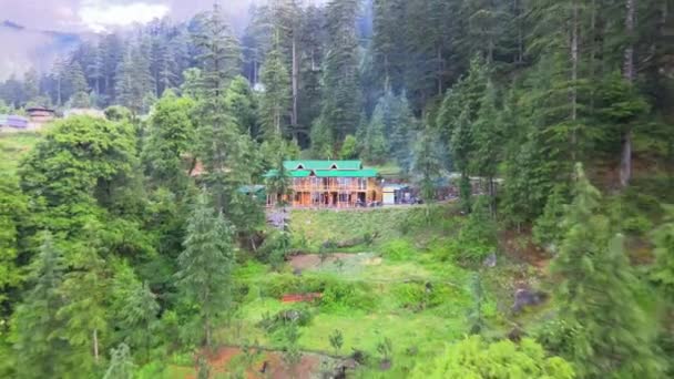 Drone Shot Van Een Bewolkte Sainj Valley Himachal Pradesh Buurt — Stockvideo