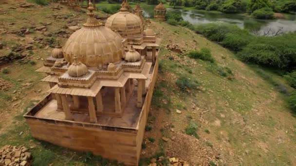Hillside Bada Bagh Tempeldomäner Jaisalmer Vid Sjön Flyg Lågt Upp — Stockvideo