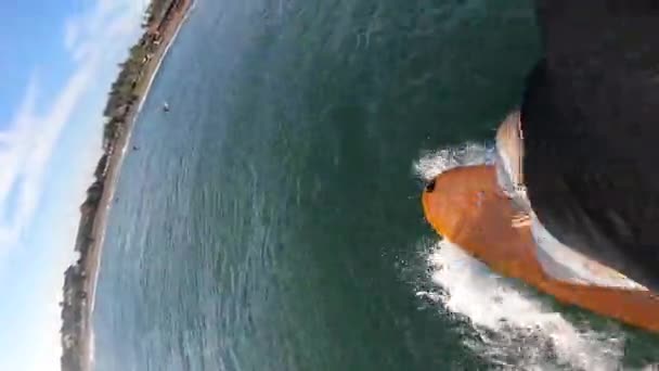 Κάθετη Pov Surfing Στο Νερό — Αρχείο Βίντεο
