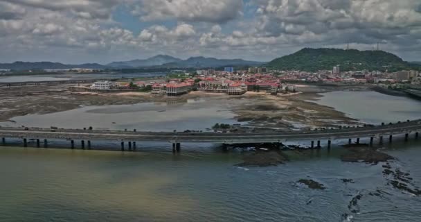 Panama City Aerial V98 Filmische Überführung Einer Wasserbucht Die Die — Stockvideo