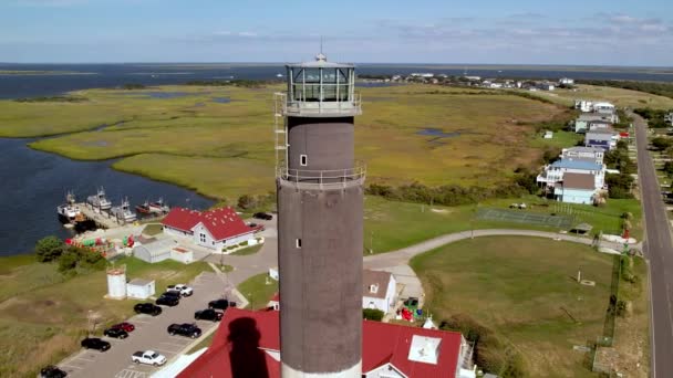 Eikeneiland Vuurtoren Luchtbaan Stad Caswell Strand Noord Carolina — Stockvideo