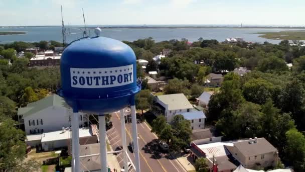 ノースカロライナ州サウスポートのウォータータワーの空中軌道 — ストック動画
