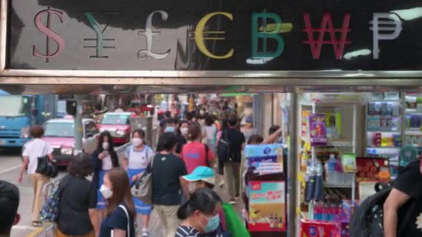 在一家货币兑换店的一个标牌上有前景 比特币 韩元和古巴比索 — 图库视频影像