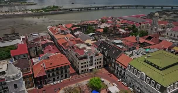 パナマ市歴史地区にある独立広場の周りを飛ぶ鳥の目を見上げ 傾斜を上げると Cinta Cosera 3海岸線とベイビューが明らかになります マヴィックで撮影3 Cine 2022年4月 — ストック動画