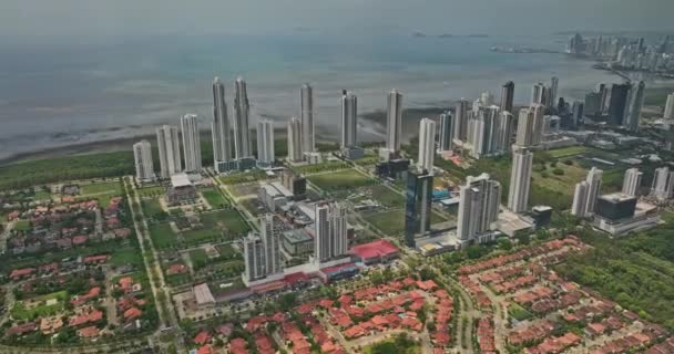 Panama City Aerial V82 Überführung Costa Del Este Wohngegend Stadtrand — Stockvideo