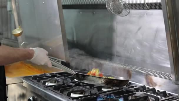 Chef Cooking Flambing Vegetables Frying Pan Footage — Stock Video