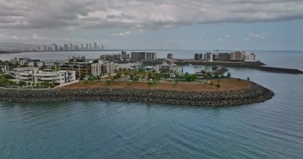 巴拿马城航空V15低空环绕珊瑚礁岛飞行 背景为私人住宅社区 豪华游艇俱乐部和摩天大楼城市景观 与Mavic Cine合影 2022年3月 — 图库视频影像