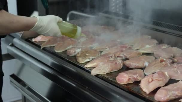 厨师把鸡胸肉放在热烤架上 — 图库视频影像