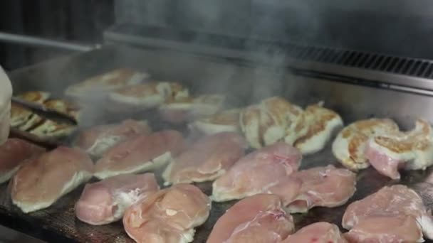 Chef Dreht Hühnerbrüste Auf Dem Heißen Grill — Stockvideo