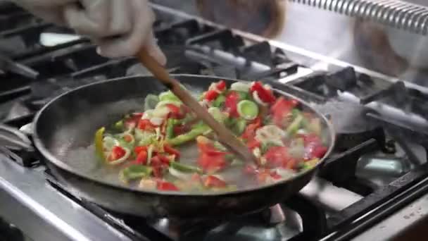 Szef Kuchni Grillowanie Krojone Warzywa Patelni Materiał — Wideo stockowe