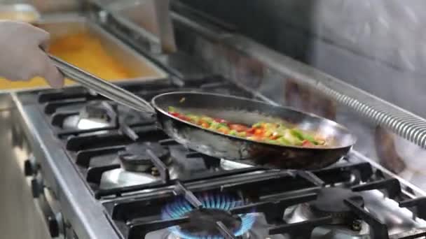 把切好的蔬菜放在油锅里搅拌 然后关上 — 图库视频影像