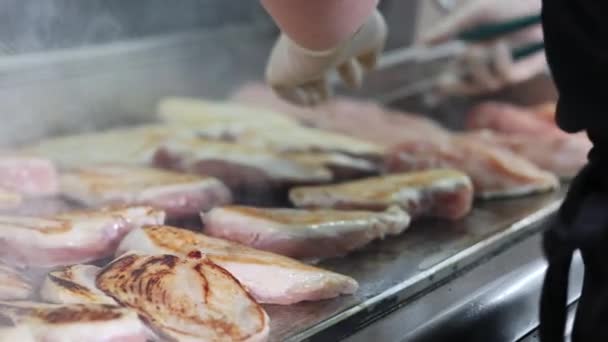 Chef Dreht Hühnerbrüste Auf Dem Heißen Grill — Stockvideo