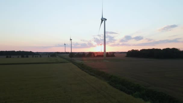 日没時に美しいカナダの田舎で回転する風力タービン — ストック動画